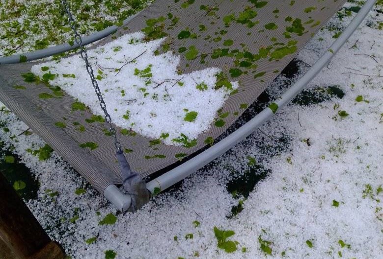FOTO: Neurja udarila tudi po Mariboru, danes že grozi debelejša toča