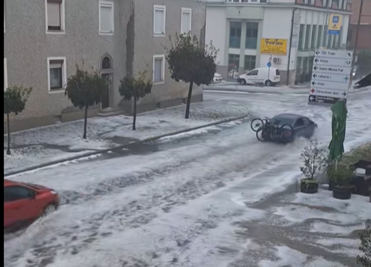 FOTO in VIDEO: Ob prehodu fronte ponekod že klesti toča