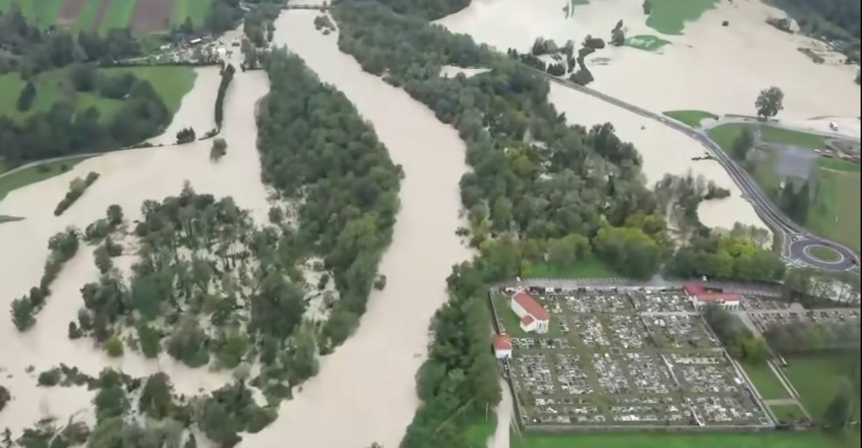 Ponoči Soča poplavljala ceste in stanovanjske objekte, 30 ljudi ujetih dolini