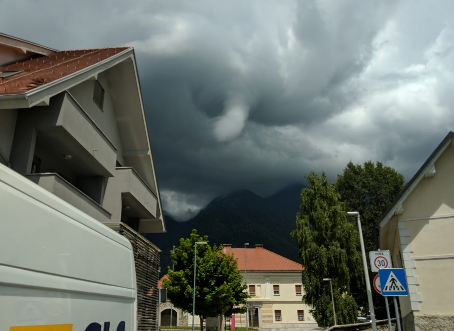 Priznani meteorolog svari tudi pred tornadi v Sloveniji