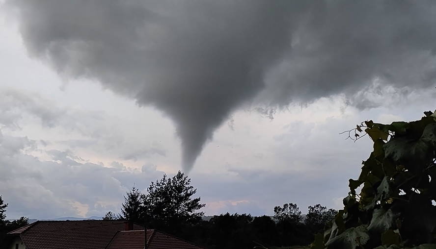 VIDEO: Tornado v Ilirski Bistrici odkril strehe več hiš