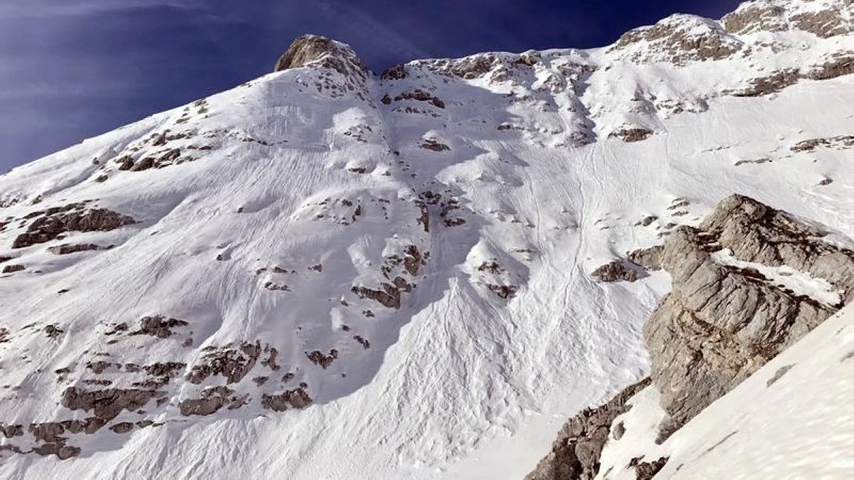 Reševalna akcija na Bohinjskem: Plaz zasul tri osebe, ki so se ločile od skupine