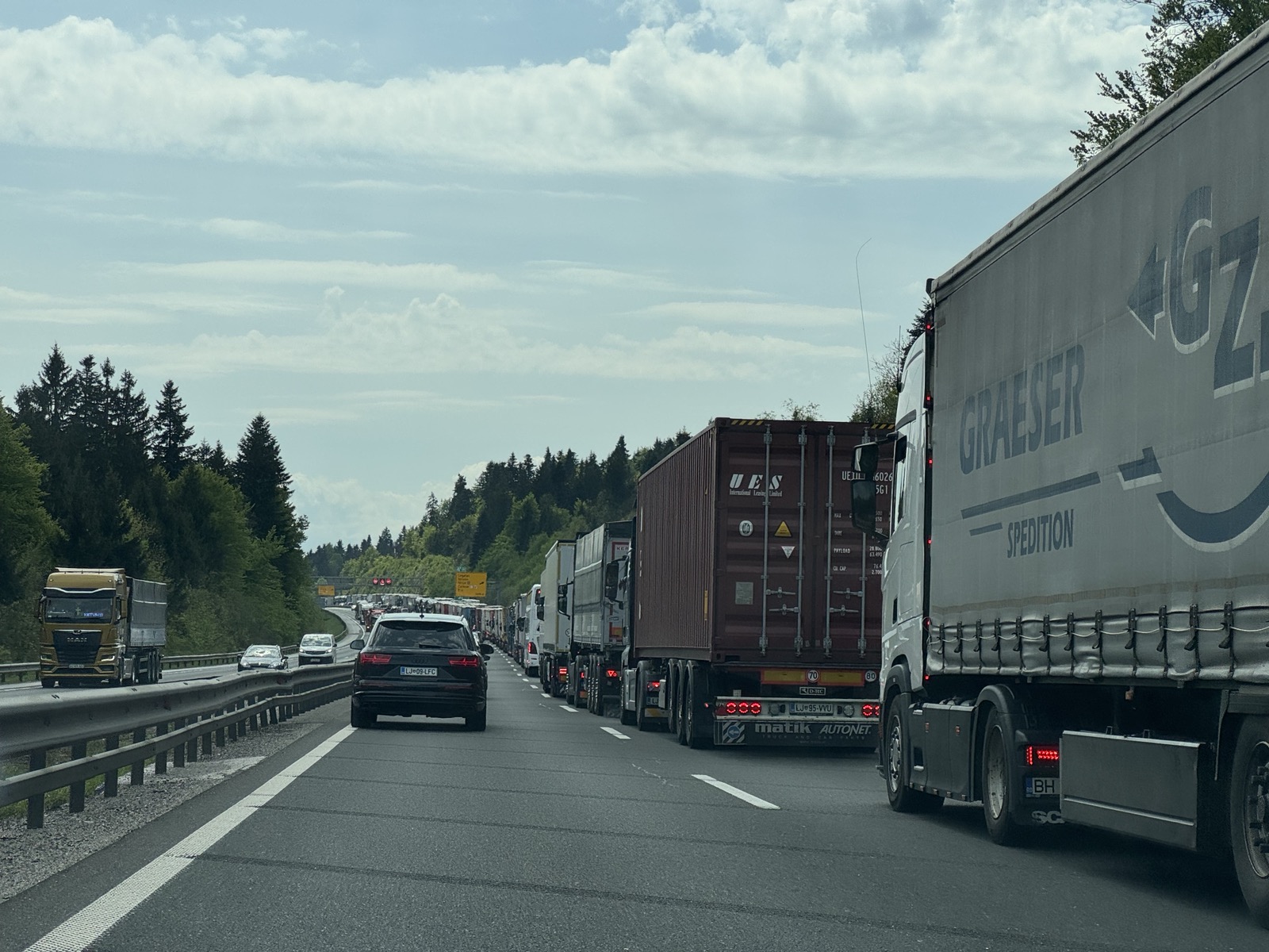 Električni avti brez denarja, tovornjakom dodatnega pol milijona: Kam gre denar za zeleni promet?