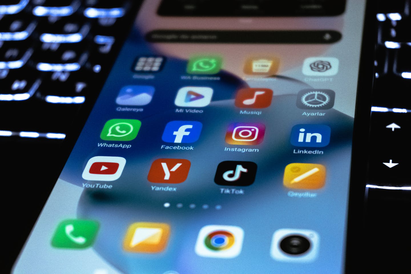 Vedno več tožb: Gredo tehnološki velikani po isti poti kot tobačna industrija?