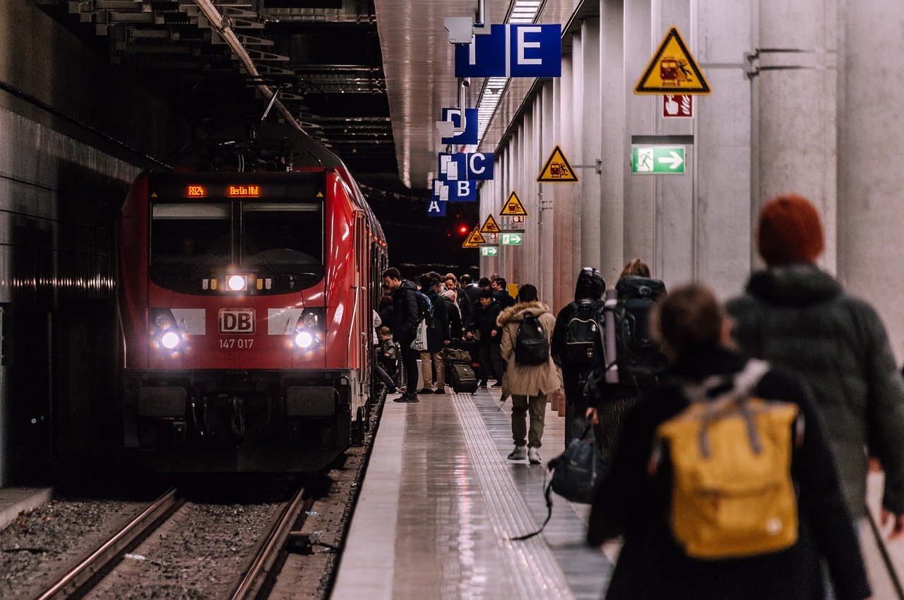 Preživel noro vožnjo na hitrem vlaku: 282 km/h na zunanji strani