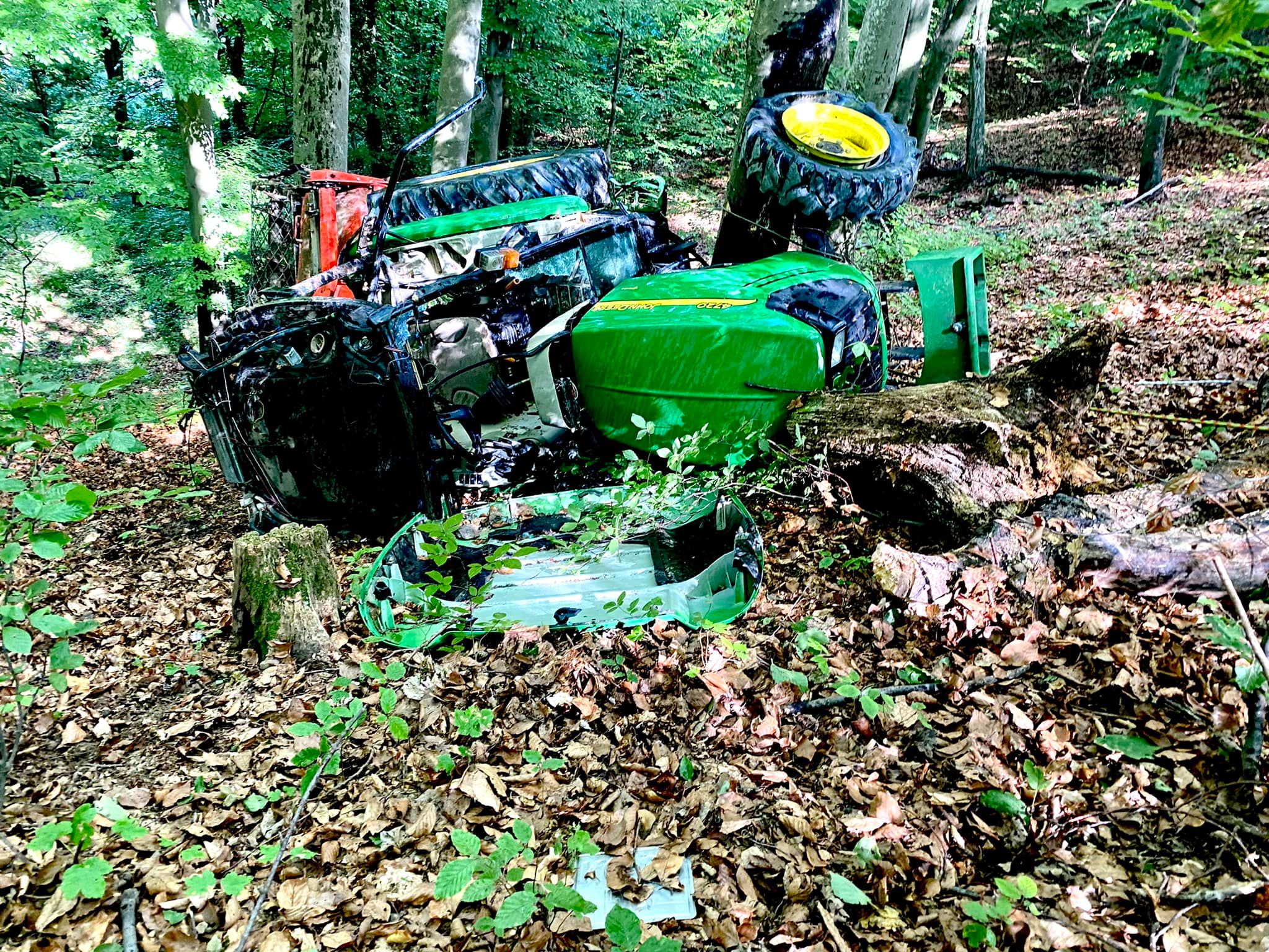 PU Maribor: Traktor zdrsnil po pobočju in se prevrnil, voznik hudo poškodovan