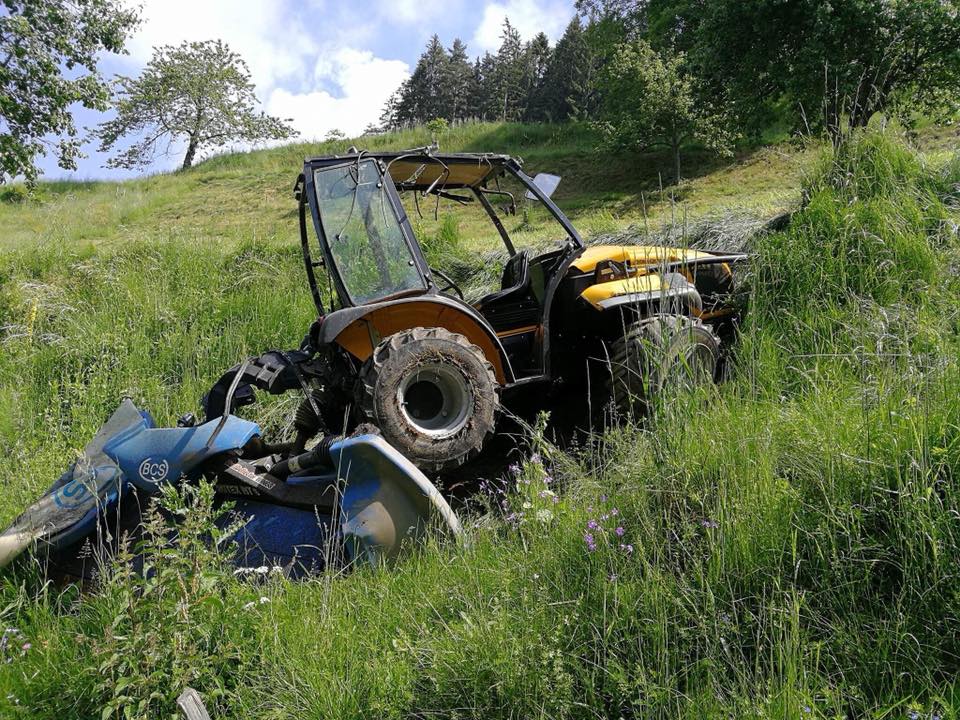 Prevrnjen traktor pod seboj pokopal 69-letnika