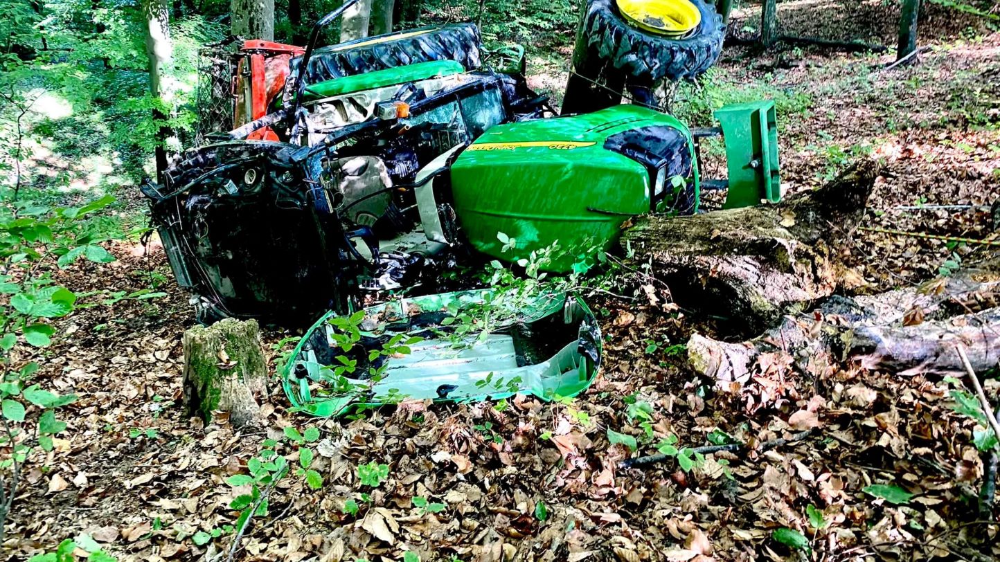 Traktor skotalil po strmem pobočju, voznik huje poškodovan