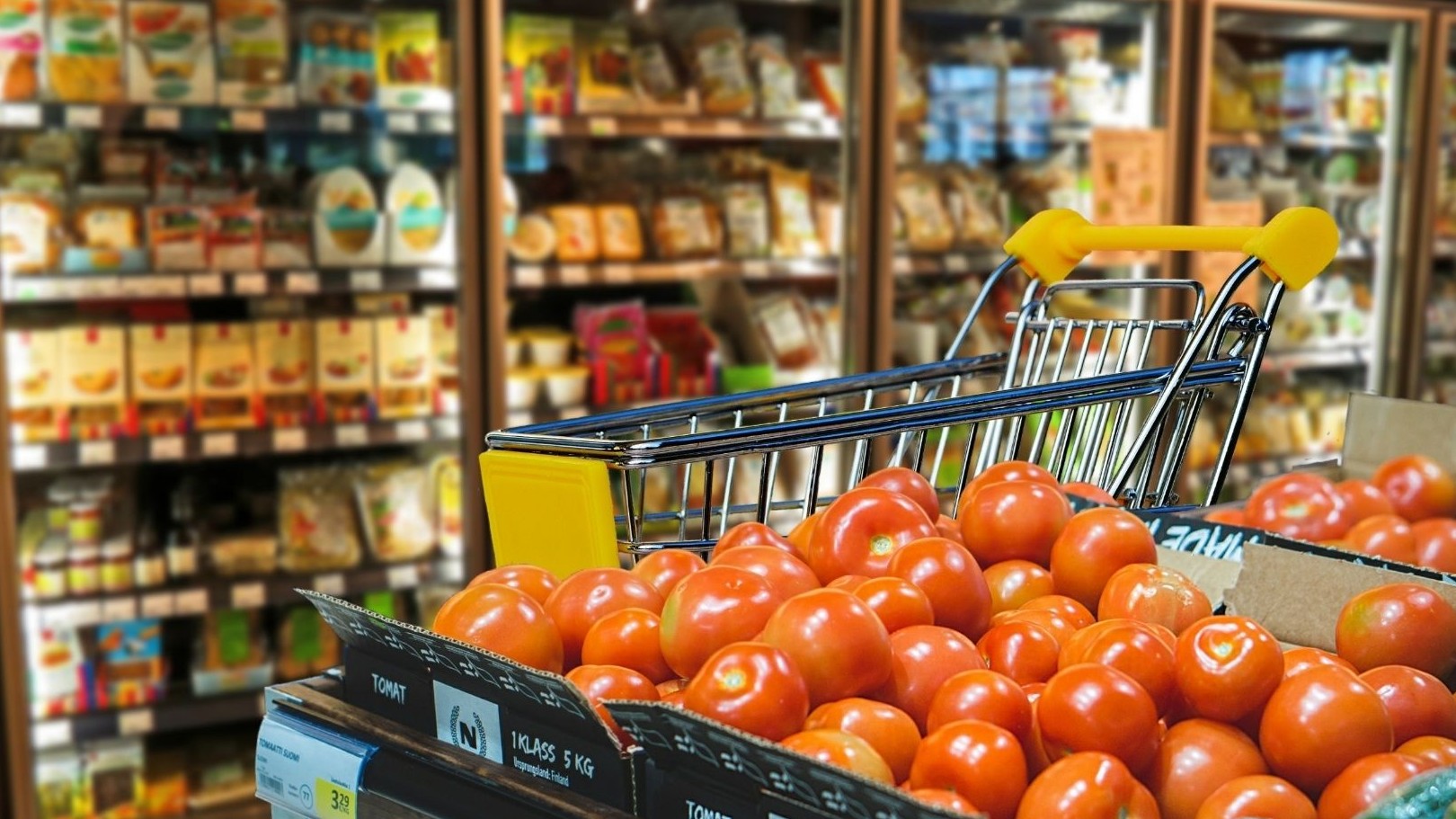 Pri kmetu padec cene za več kot četrtino, v trgovinah pa brez sprememb