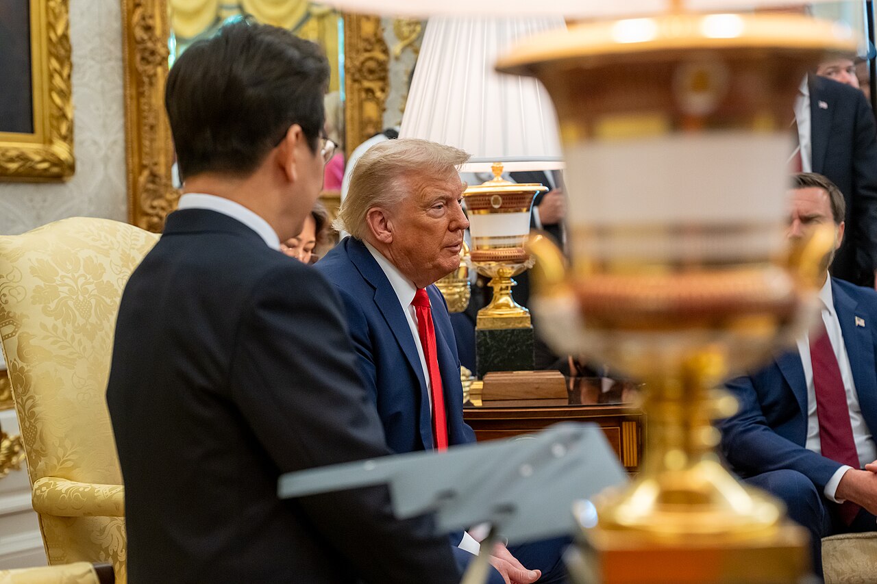 Modrice, prekinjen prenos in teorije: Kje se je izgubil Donald Trump?