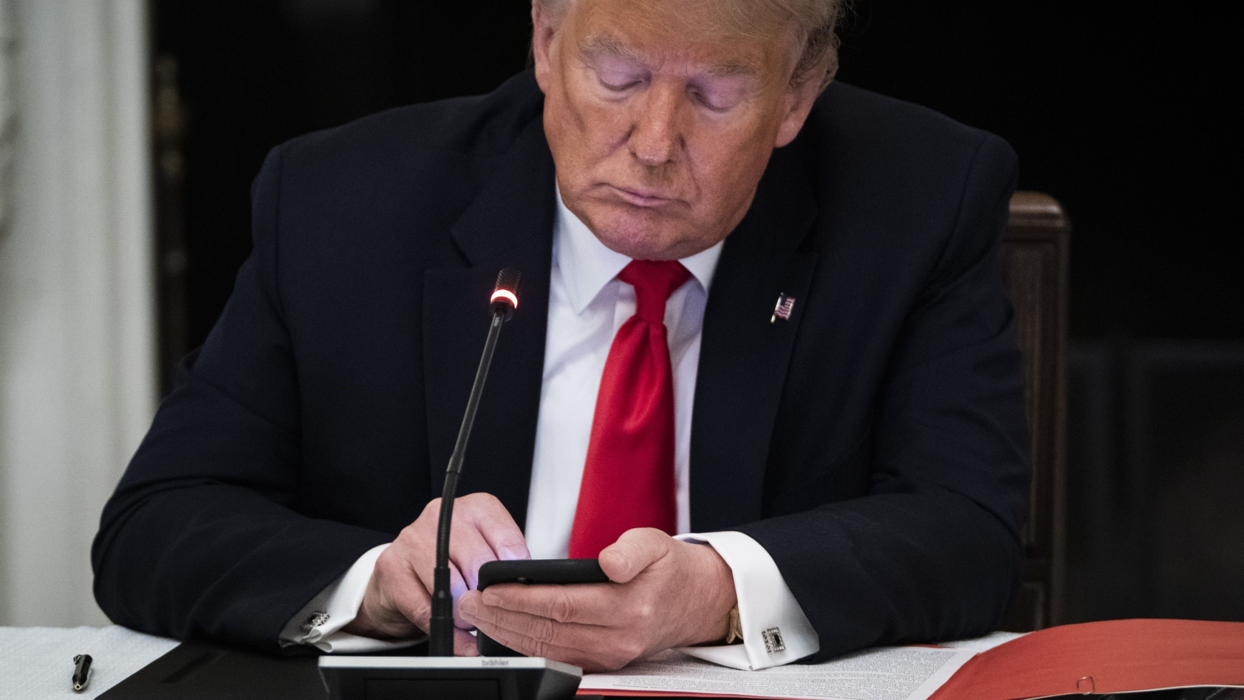 Trump želi nazaj na Facebook