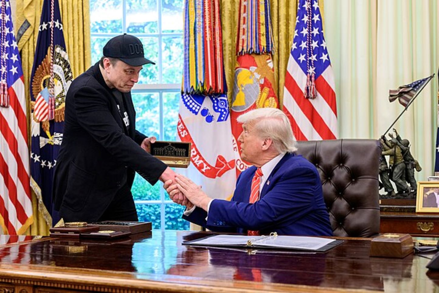 Muskova "bomba": Trump naj bi bil v Epsteinovih dokumentih, spor dosegel vrhunec