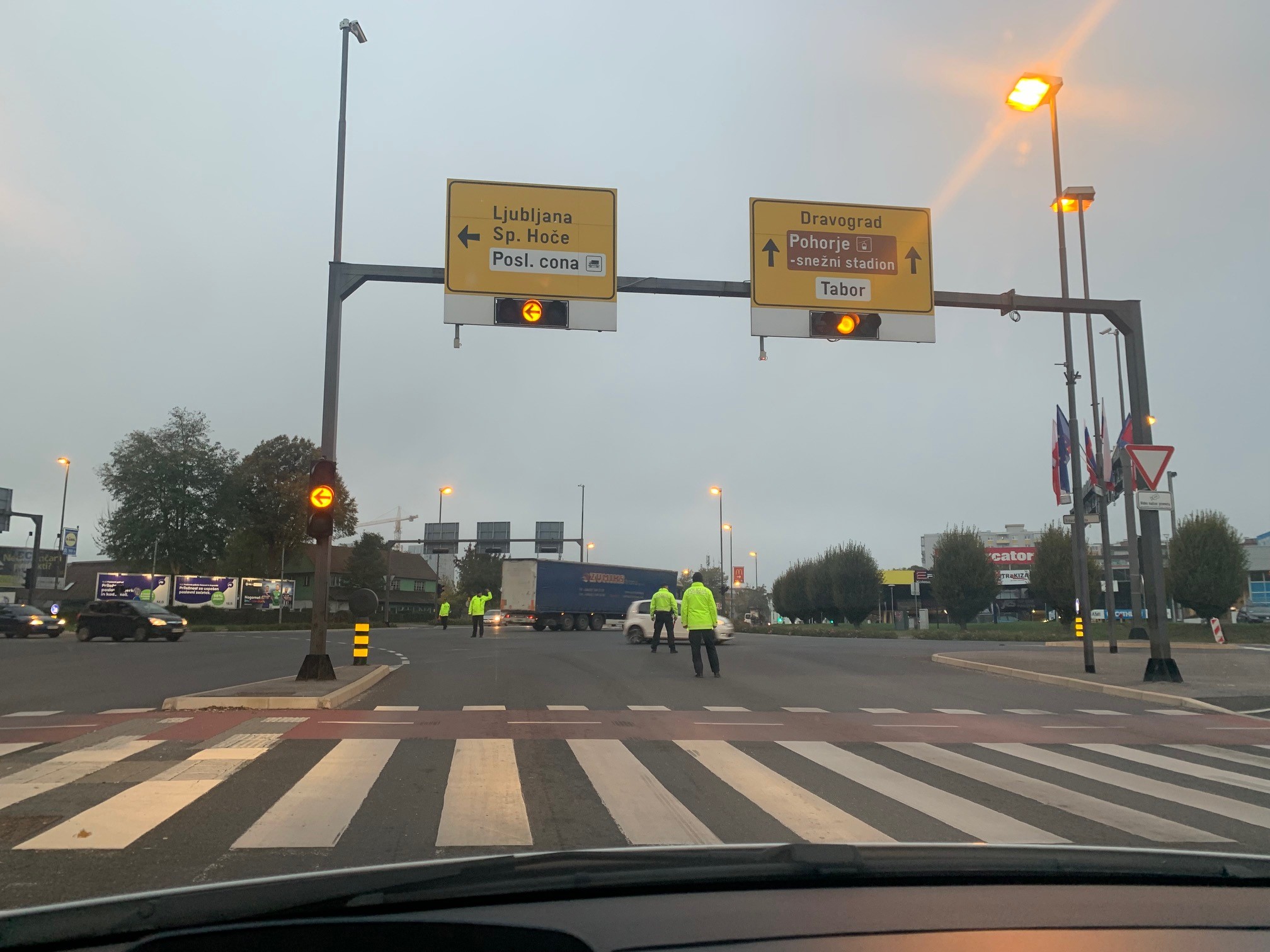 FOTO: Po zapletu s semaforjem na Tržaški signalizacija spet deluje