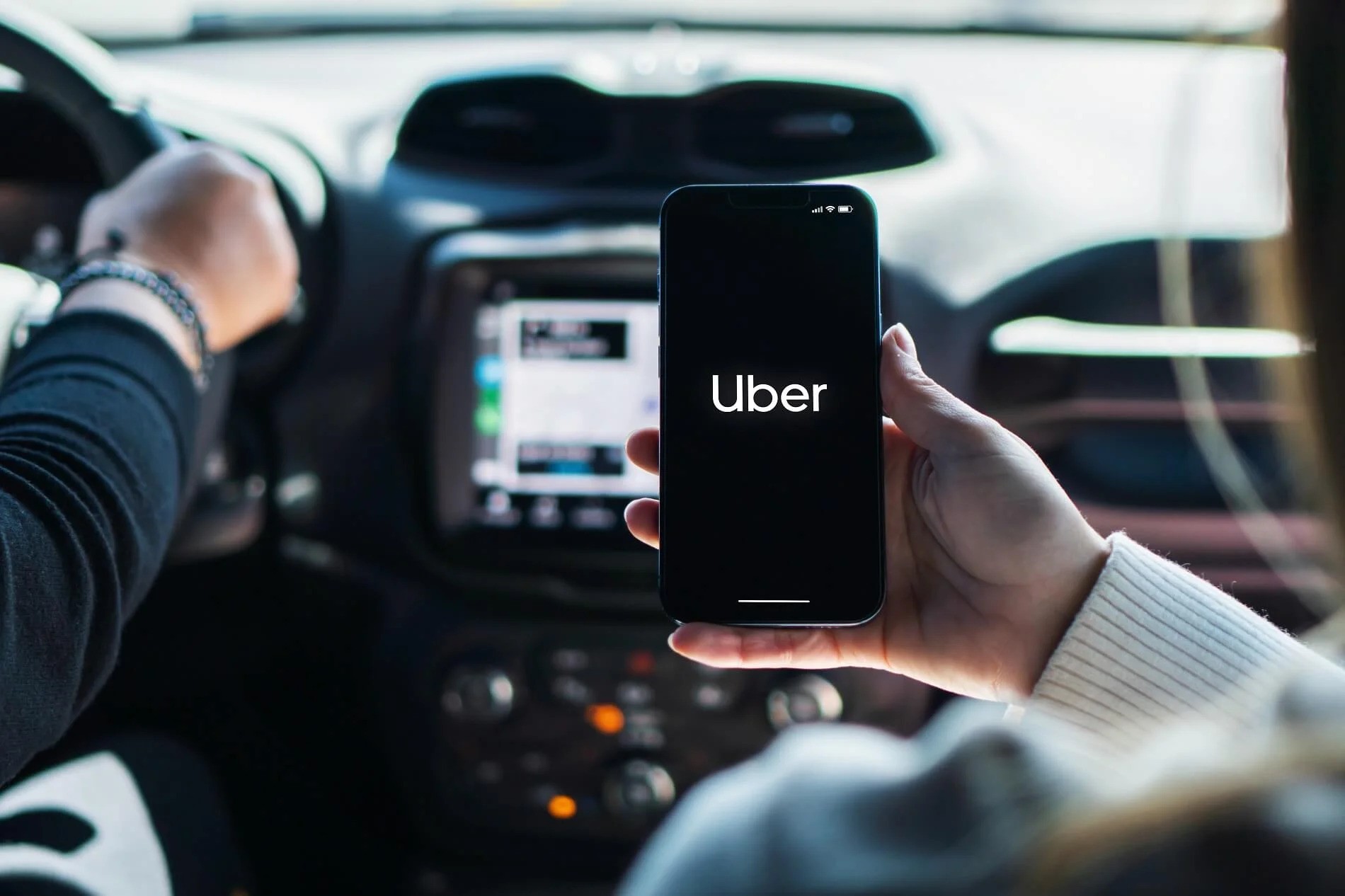 Uber v Mariboru v novo fazo: Po tihem vstopu z enim avtom se na ceste zdaj podaja večje število vozil