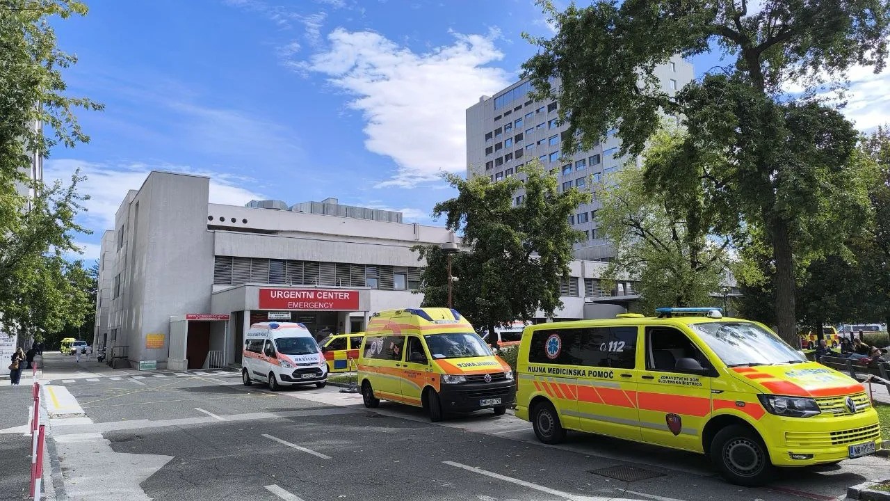Zaradi peklenske vročine v UKC Maribor osebju znoj kaplja kar v odprte rane pacientov na operacijskih mizah