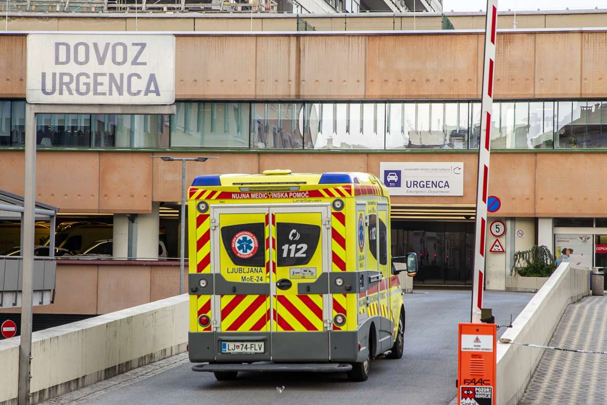 Neznosne razmere: Čakanje 10 ur na urgenci, diagnoza kar na hodniku