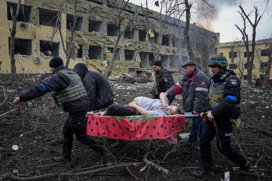 FOTO: Porodnišnica v Mariupolju že tretja, ki je bila uničena