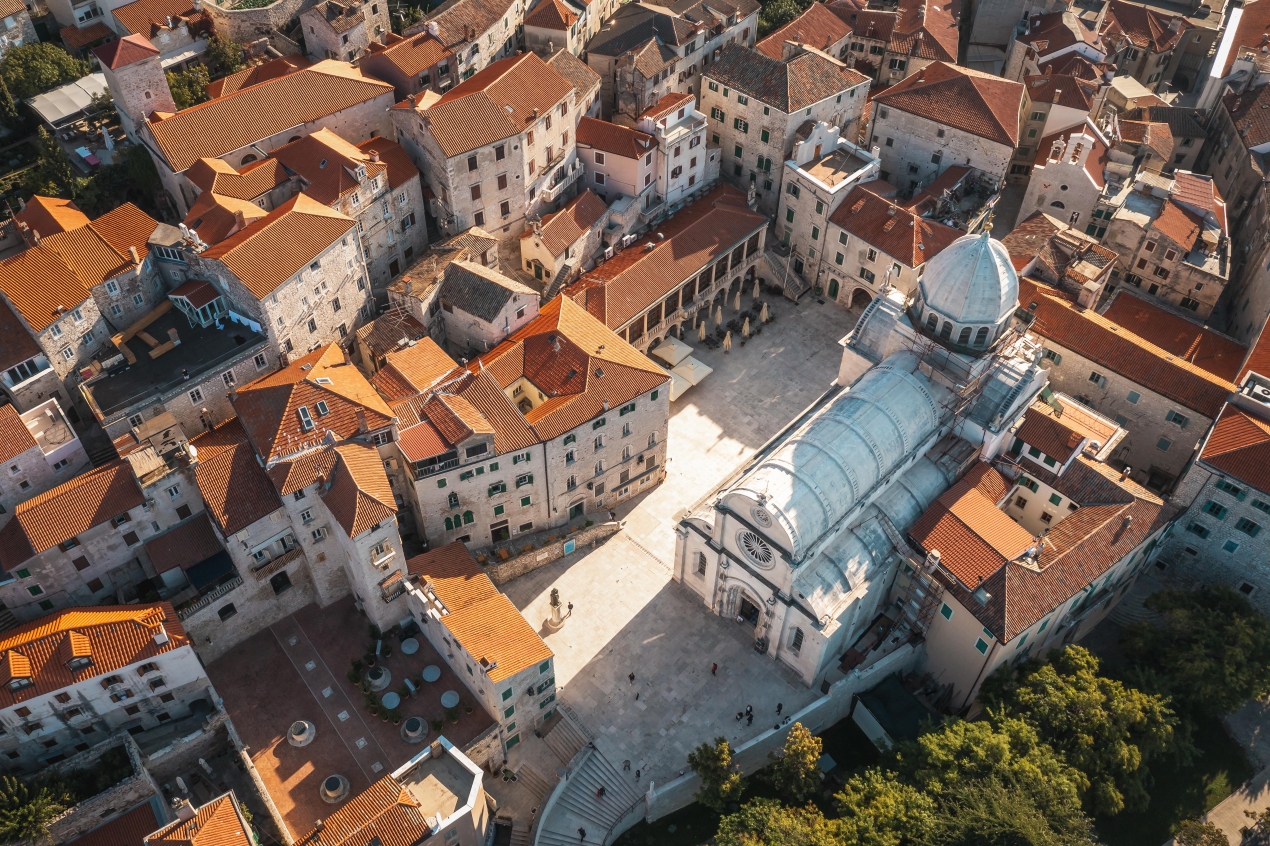 To je dalmatinsko mesto, v katerega se boste po prvem obisku kar vračali in vračali