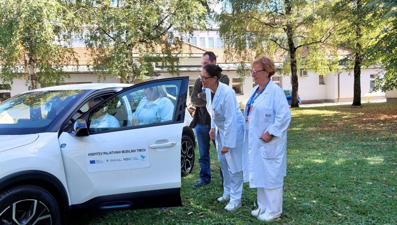 FOTO: Prvi električni avtomobil danes prispel do mariborske ekipe za paliativo