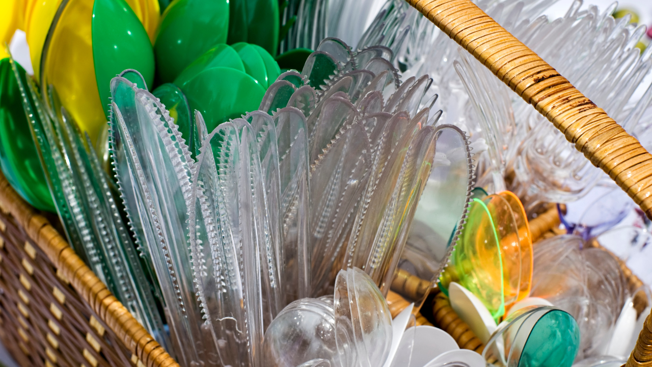 Plastika še vedno duši Slovenijo: Kljub prepovedi so na trgu še vedno prepovedani izdelki