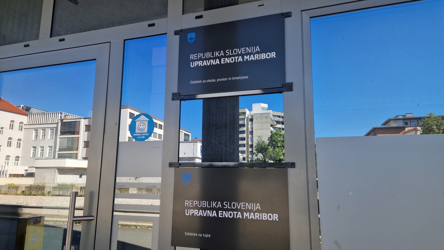 Upravne enote v Sloveniji bodo po novem odprte dalje