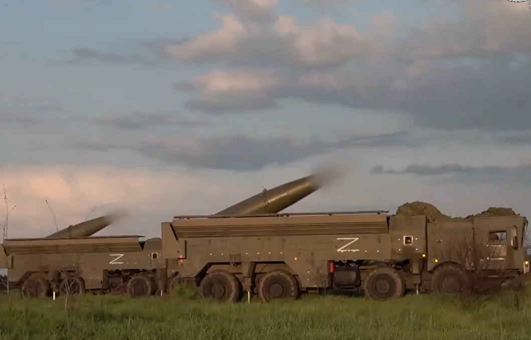 FOTO in VIDEO: Rusija na vajah blizu Ukrajine rožlja z jedrskim orožjem