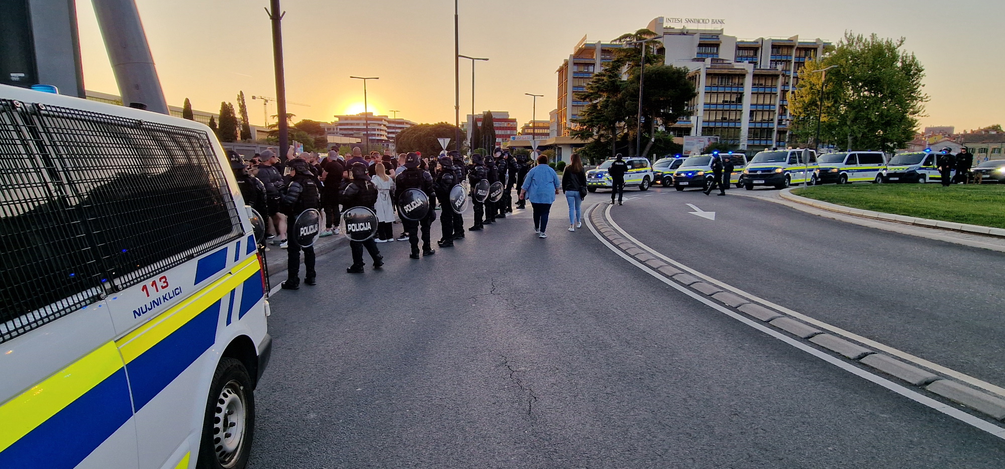 Kaos v Kopru: Ignorirali policijo, ki je morala uporabiti prisilna sredstva in izjemne ukrepe