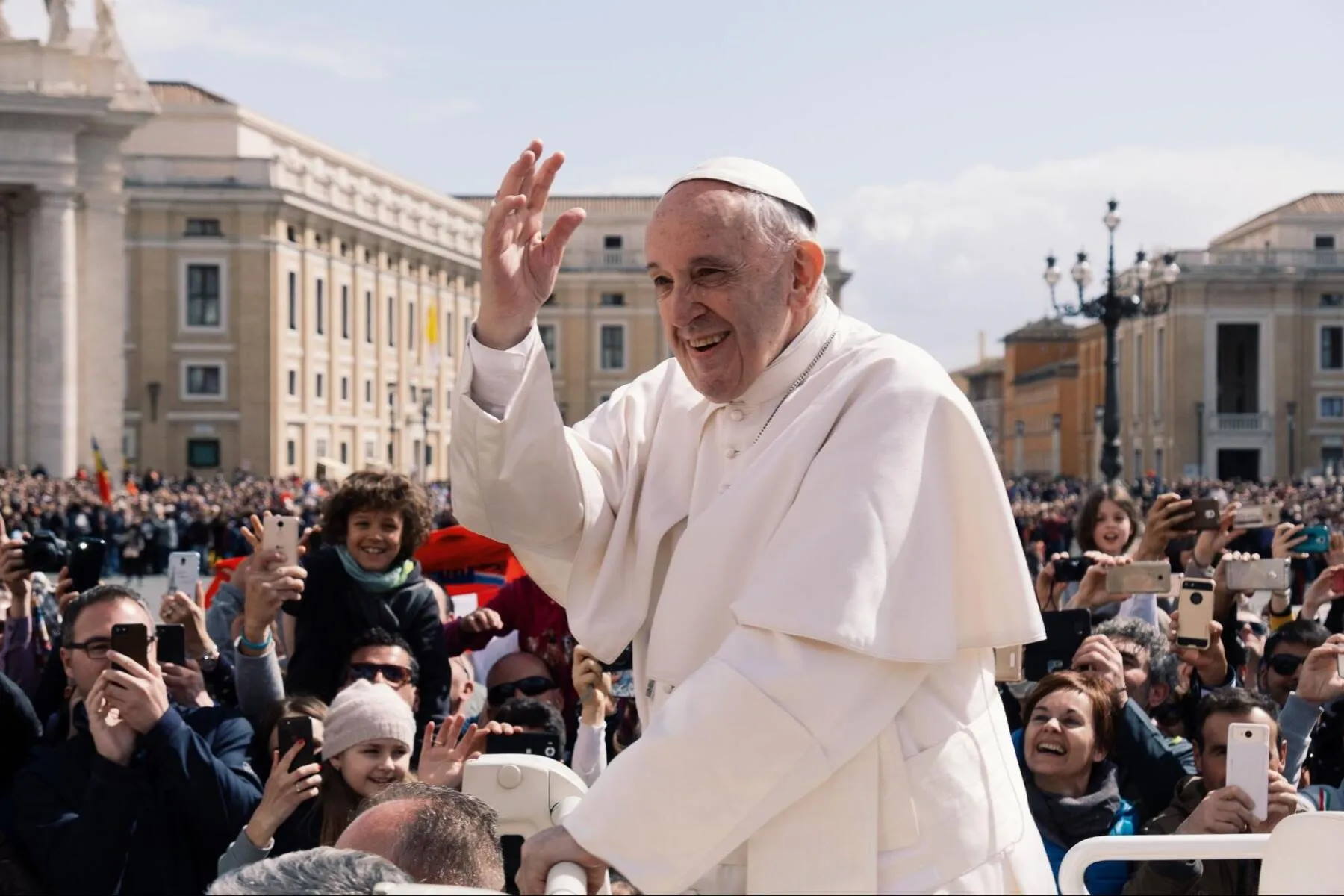 Papež pojasnil blagoslov "parov v neurejenih zvezah"