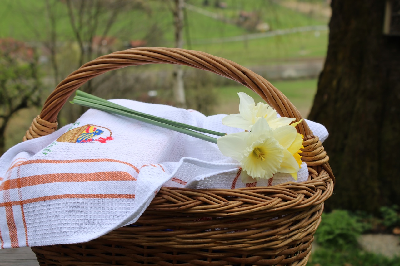 Velikonočna košarica: Za kaj bomo letos odšteli največ in kaj se je močno pocenilo?