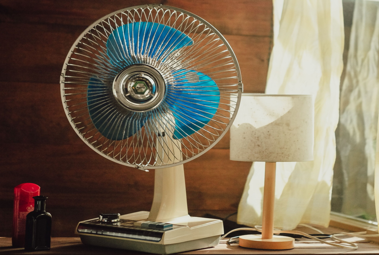 Spite ponoči s prižganim ventilatorjem? Tega raje ne počnite