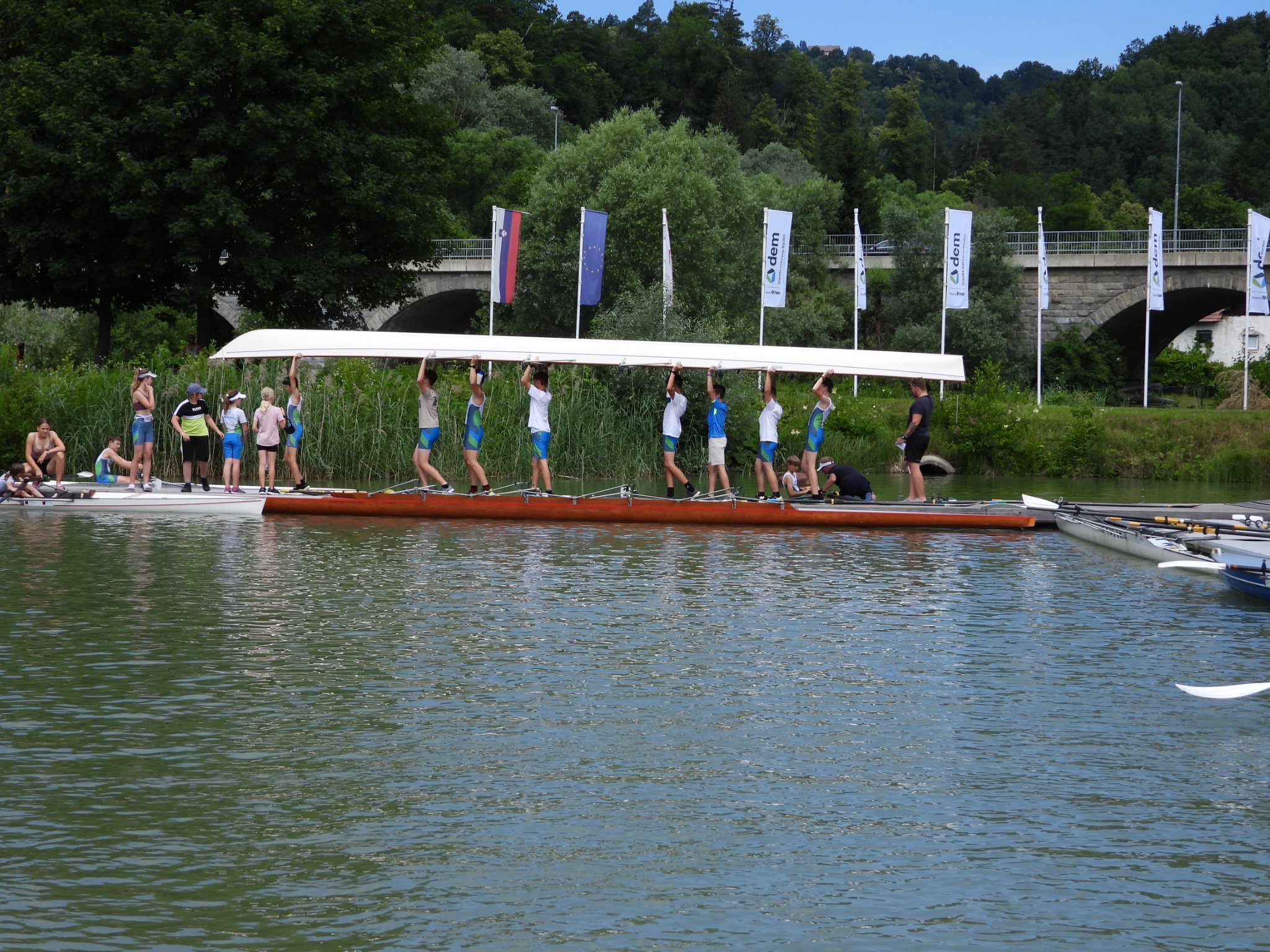 V Mariboru poteka mednarodna veslaška regata osmercev