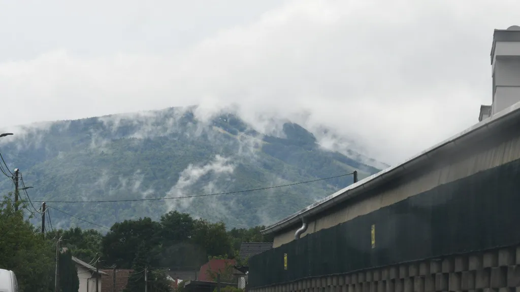 Rumeno opozorilo: Meteorologi napovedali močan veter po celotni Sloveniji