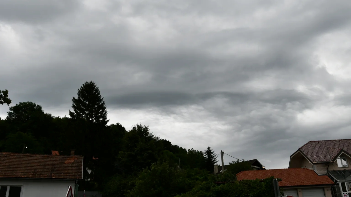 Pestro vremensko dogajanje, veter bo povzročal težave tudi na Štajerskem
