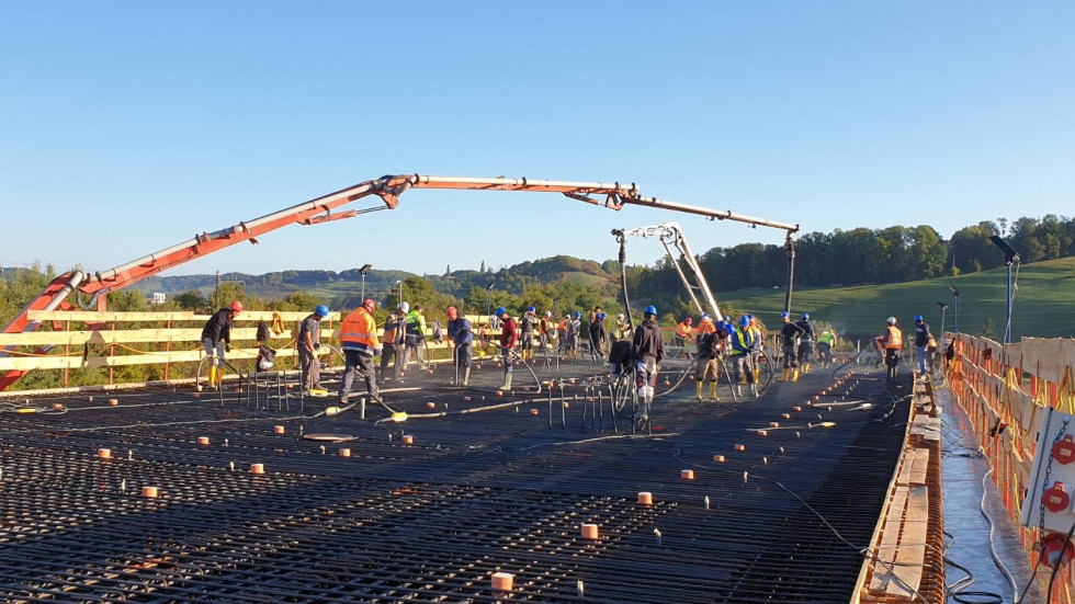 FOTO: Opravili že drugo betoniranje prekladne konstrukcije viadukta Pesnica