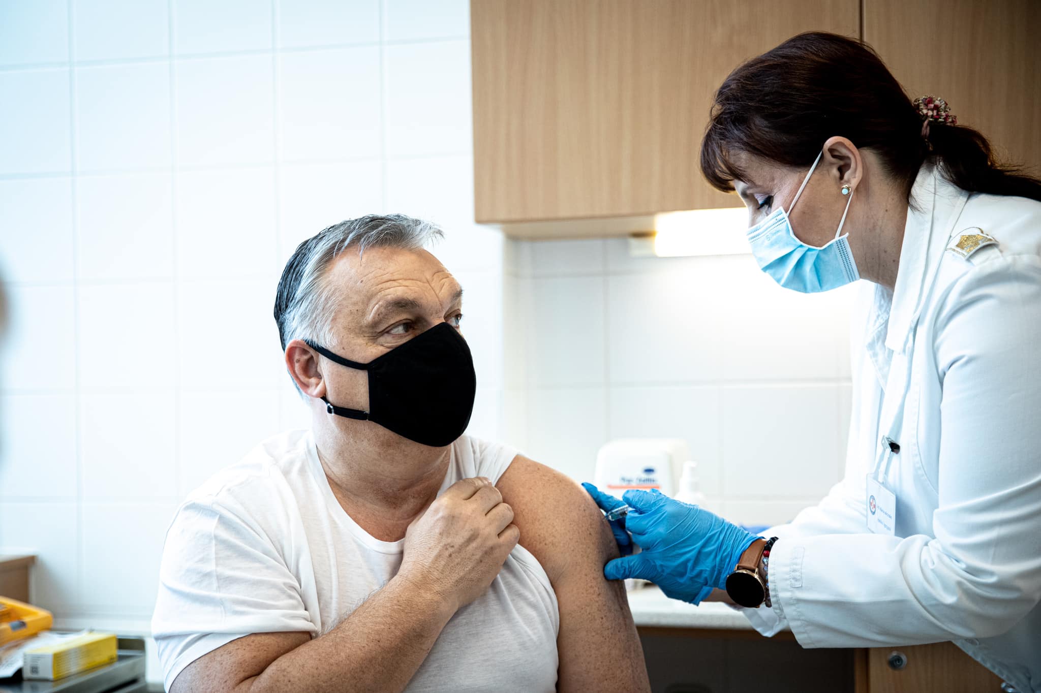 Orban se je proti covidu-19 cepil s kitajskim cepivom