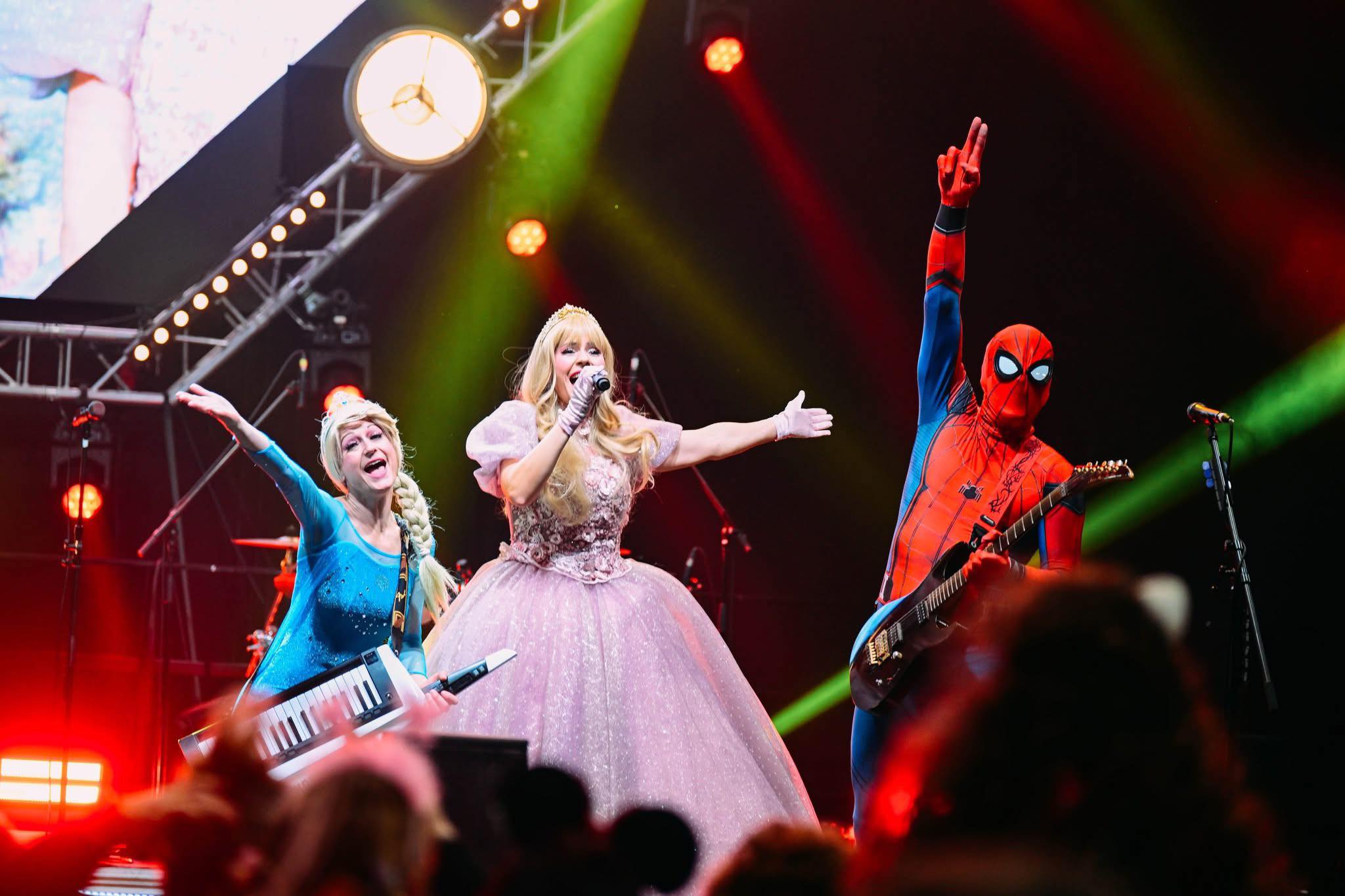 Pustni torek: V Europark prihaja Vila Eksena s superjunaki