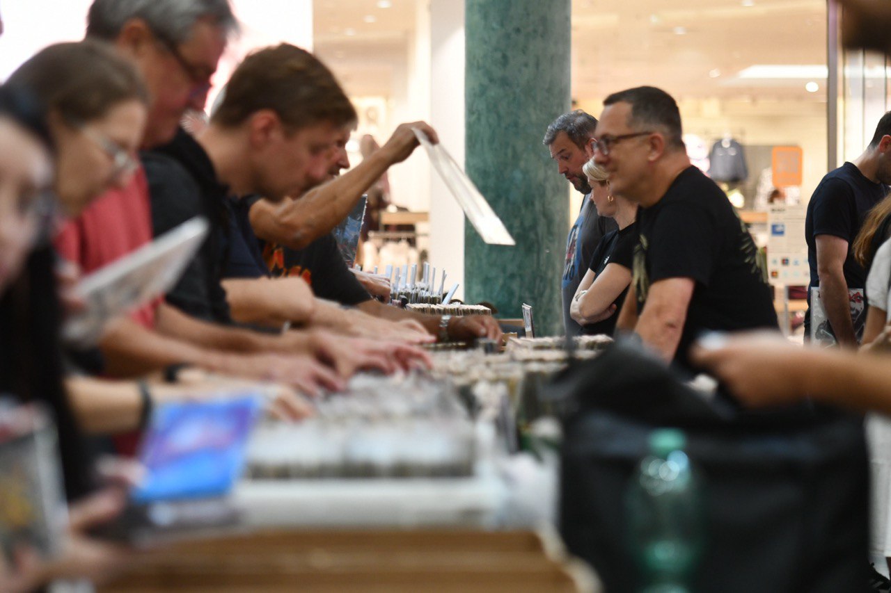 Europark vabi na dirkaško zabavo, vinilno nostalgijo in fotografiranje ob materinskem dnevu