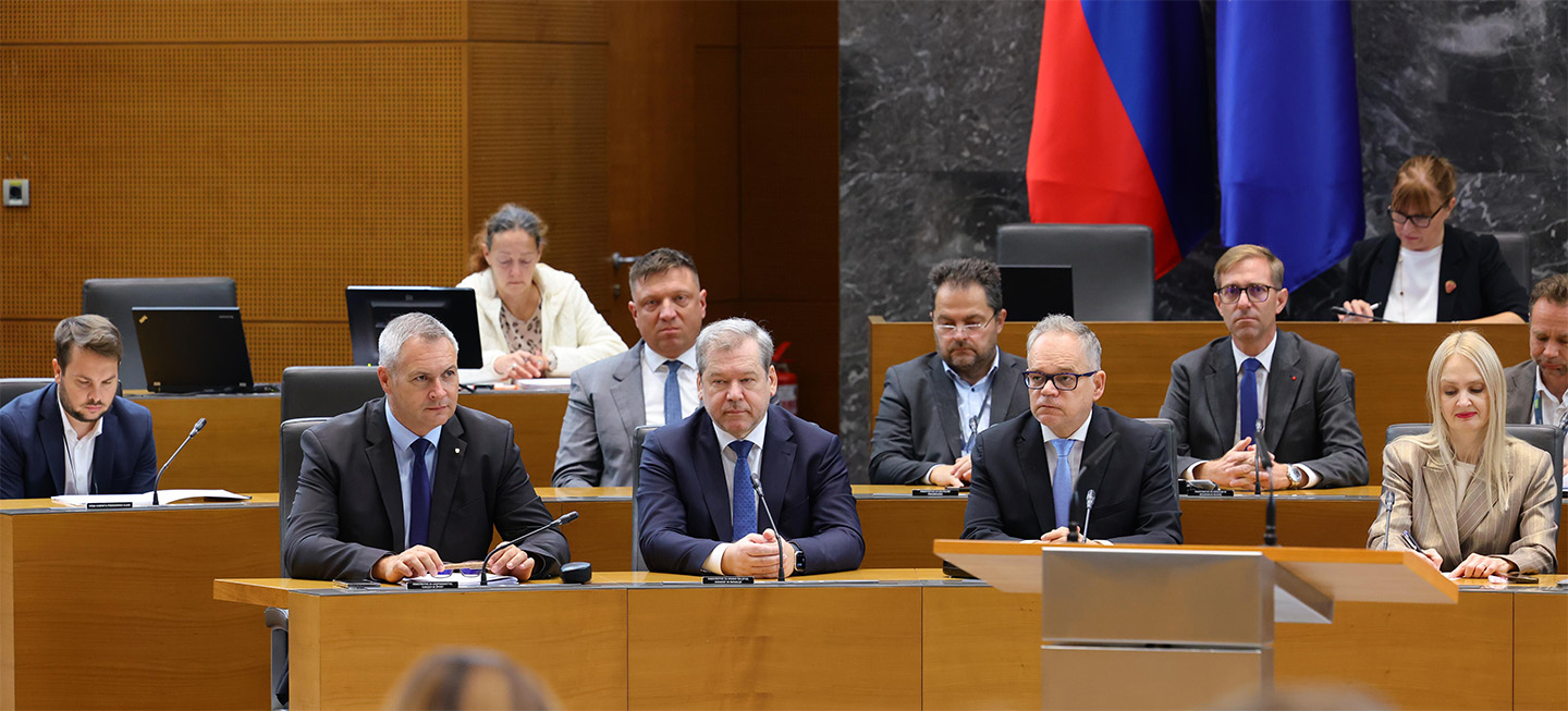 Vlada bo danes razpravljala o strateških tožbah zoper sodelovanje javnosti