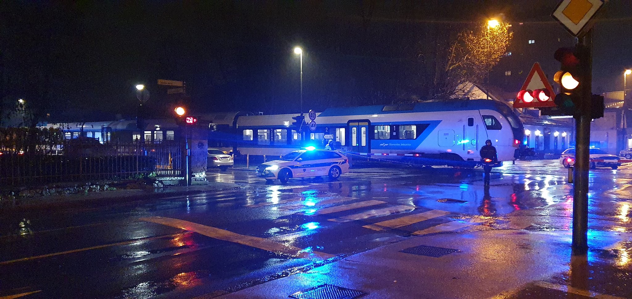 FOTO: Voznica v Ljubljani zapeljala med zapornice, vanjo trčil vlak