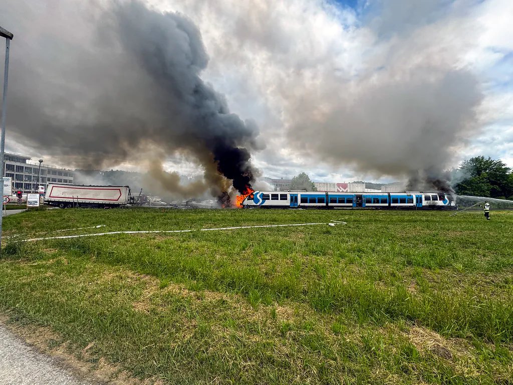 Vlak v plamenih: Trčila tovornjak in vlak na avstrijskem Štajerskem
