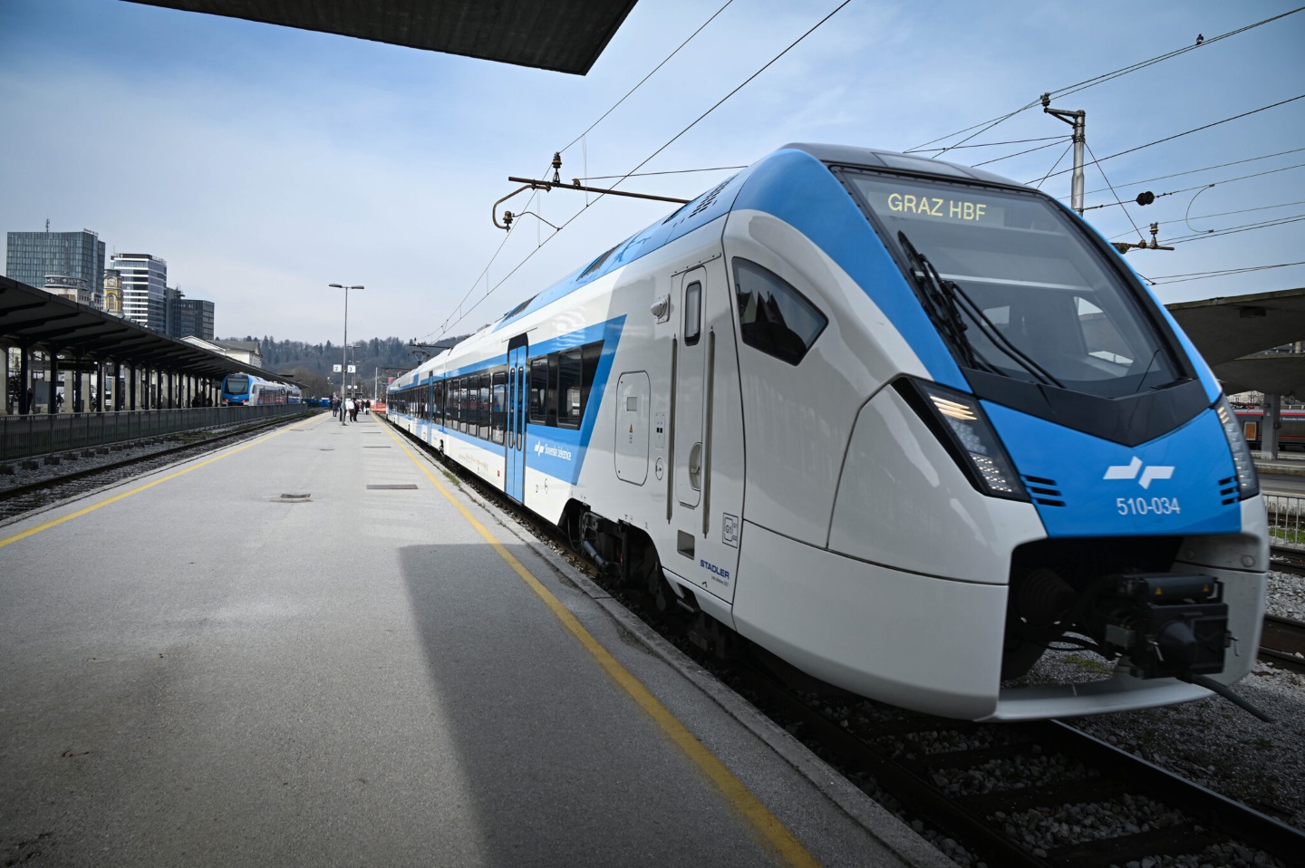 Brezplačnega javnega prevoza za mlade še ne bo