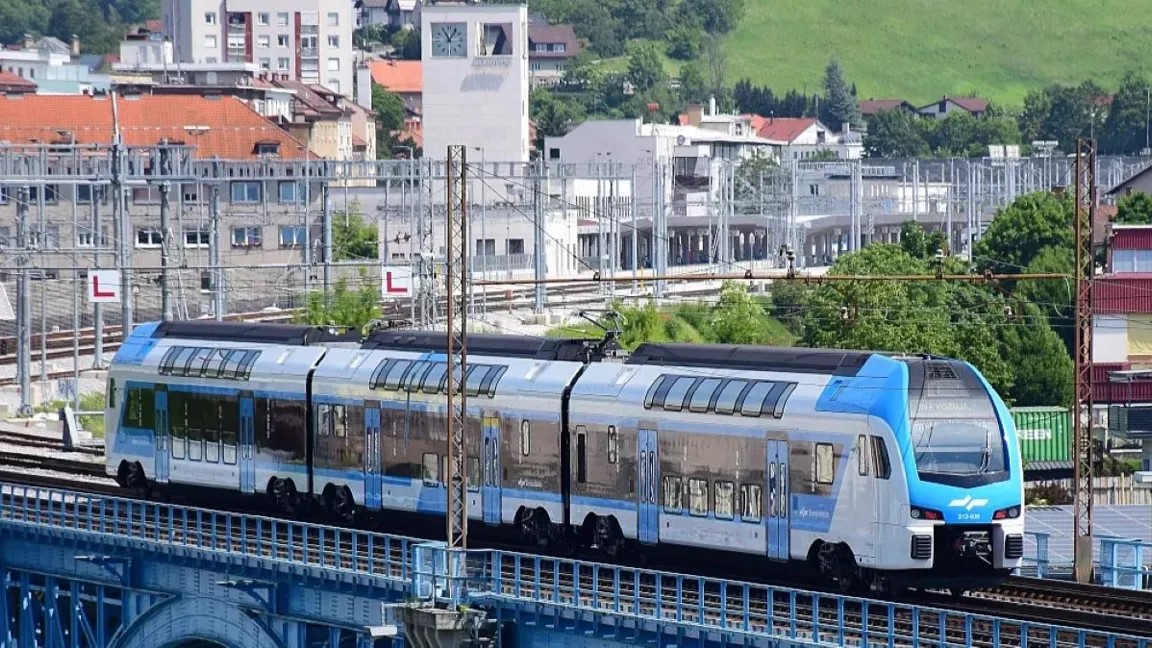 Predlog ministrstva: Se obeta podražitev avtobusnih in železniških vozovnic?
