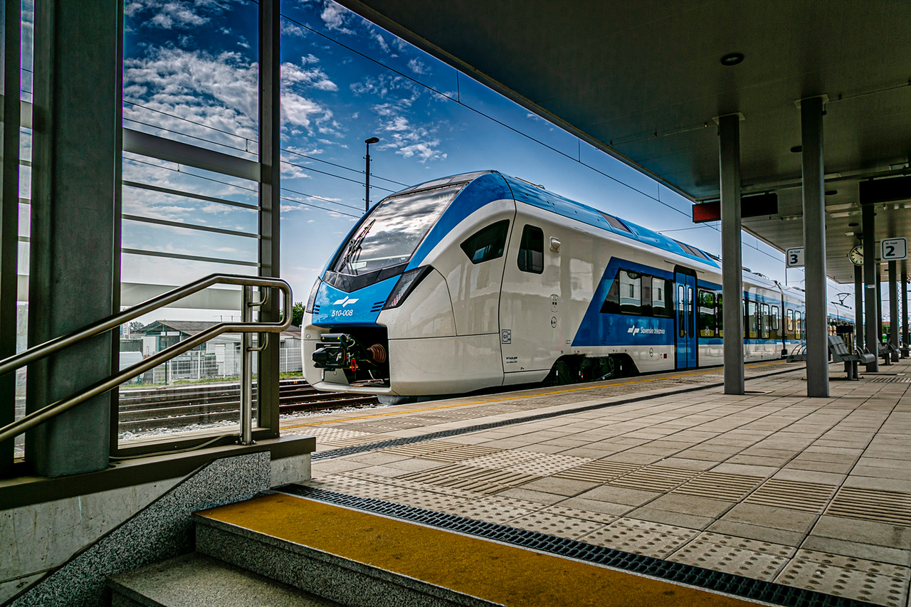 FOTO: Slovenske železnice bogatejše za 10 novih nadstropnih vlakov