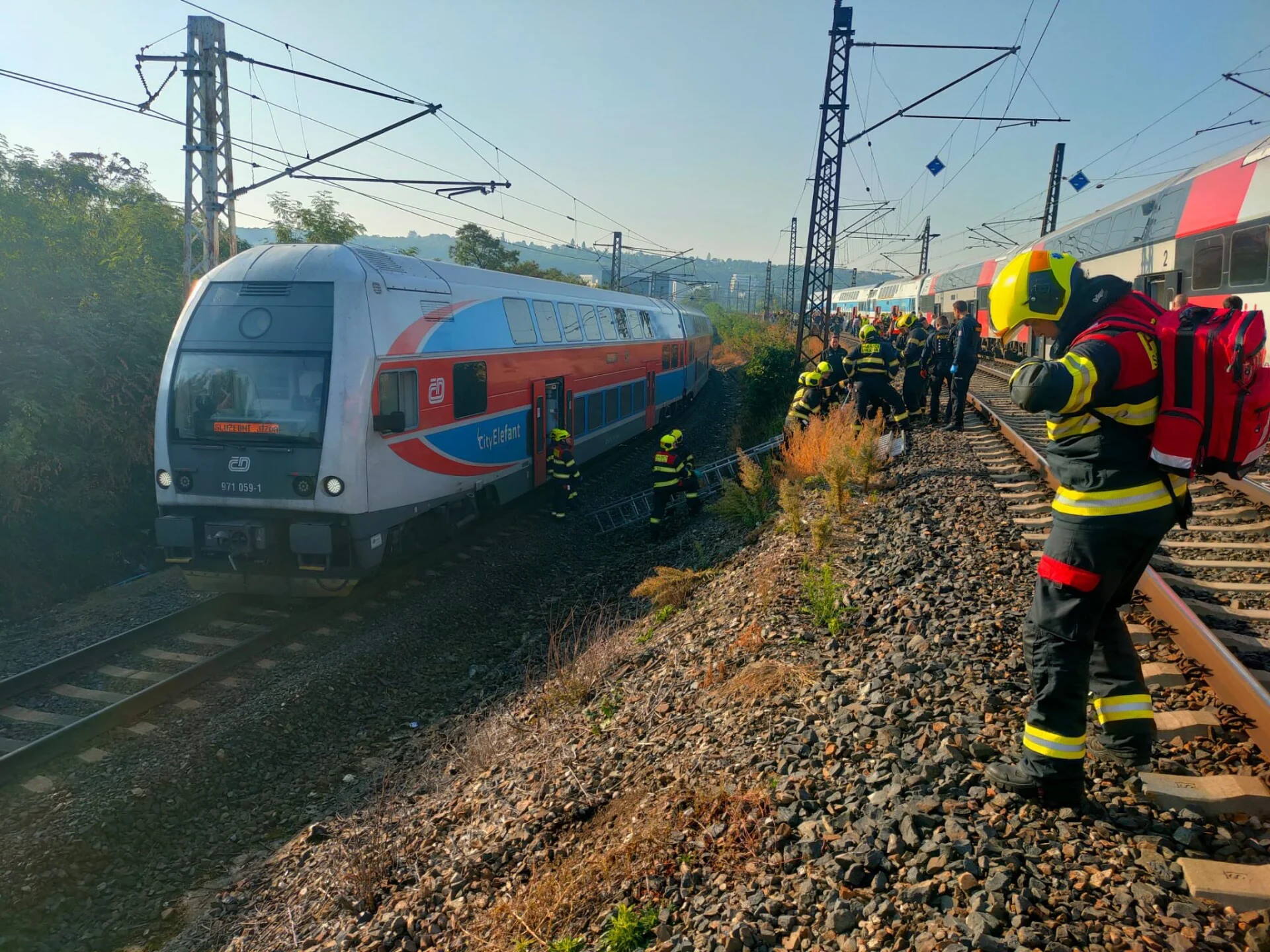 Trčenje potniških vlakov: Poškodovanih 35 potnikov in vinjen vlakovodja