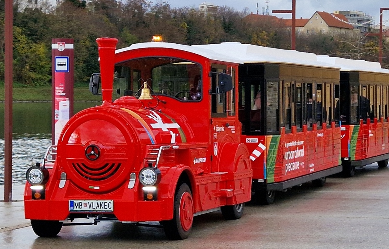 Mariborski mestni vlakec začasno v garaži: Kdaj se vrne na ulice?