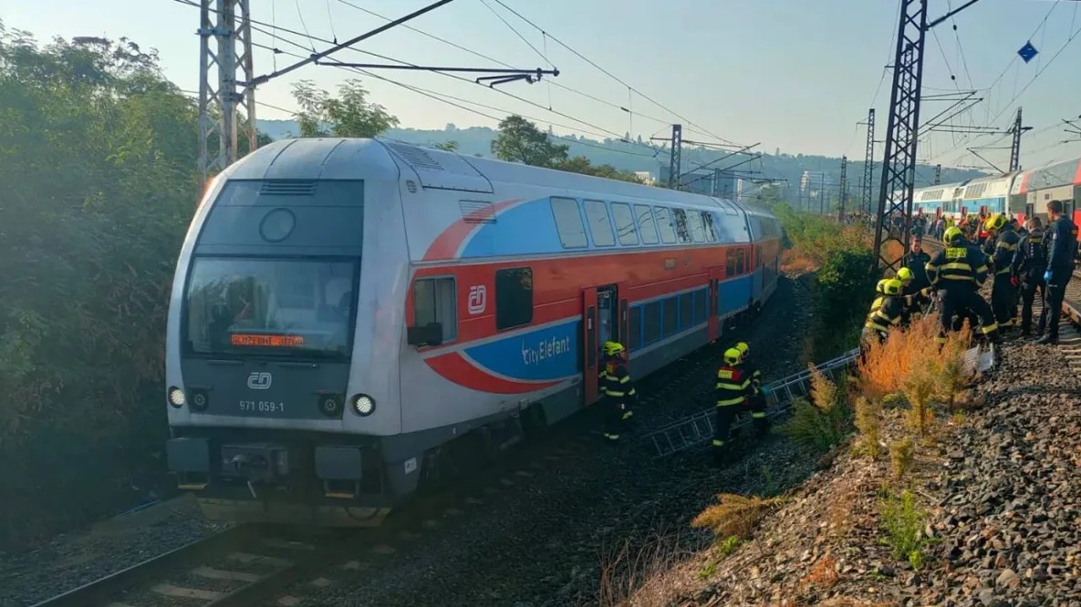 Grozljivo: 43-letnik zapeljal na tire, ravno ko je pripeljal vlak