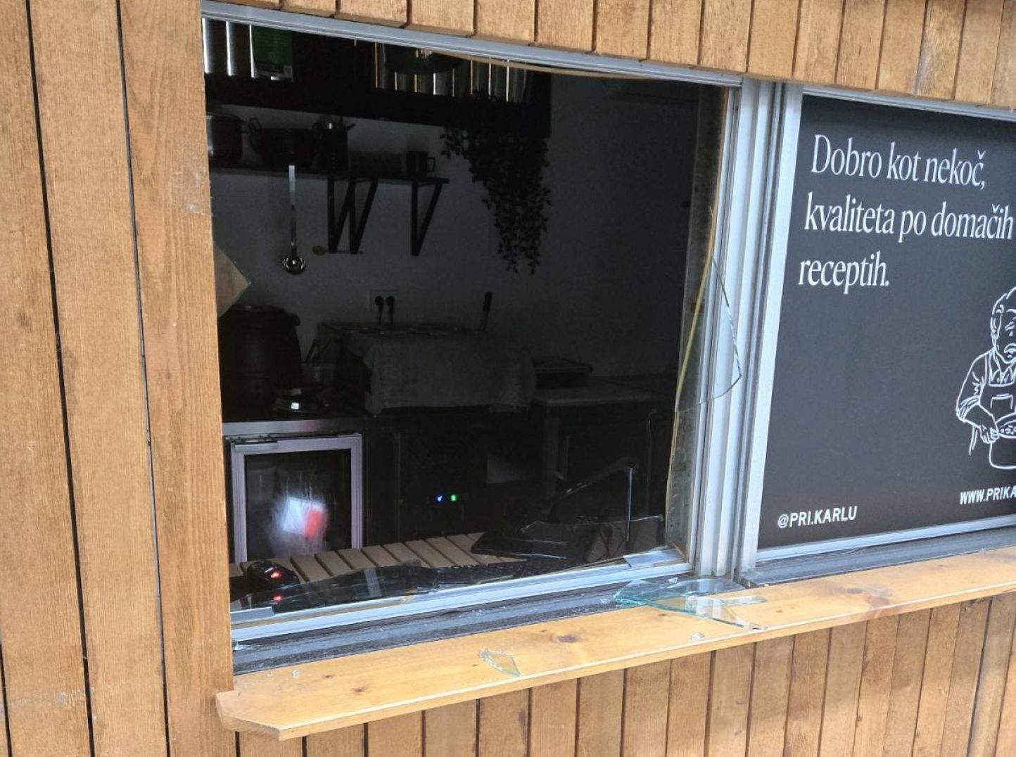 V noči na nedeljo okradli in razbili kiosk na Partizanski