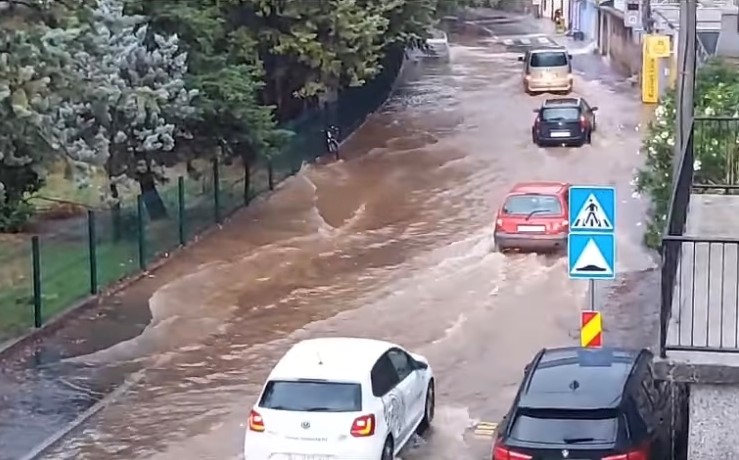 FOTO in VIDEO: Neurje z močnim nalivom poplavilo ulice Reke