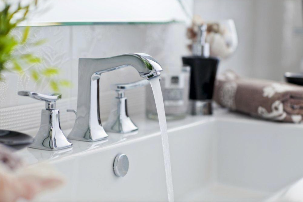 Zakaj iz pipe včasih priteče bela voda? Ni to, kar mislite