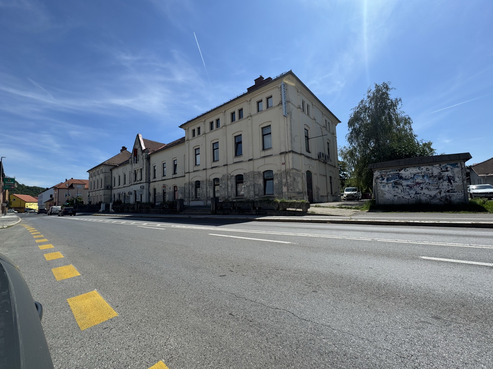Fasada razpada, korita prazna že dve desetletji: Kaj na to pravi Mestna občina Maribor?